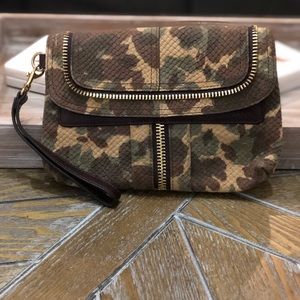 Camouflage clutch